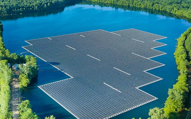 PRODUÇÃO DE ENERGIA SOLAR EM USINAS FLUTUANTES: SUSTENTABILIDADE NA SUPERFÍCIE DA ÁGUA